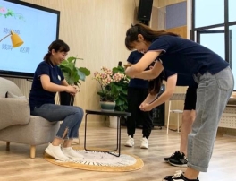 图片包含 人, 室内, 女人, 桌子&#xA;&#xA;描述已自动生成