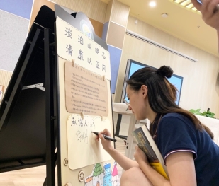 图片包含 人, 站, 女人, 男人&#xA;&#xA;描述已自动生成