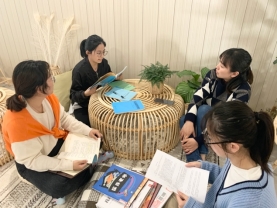 图片包含 人, 人们, 一群, 桌子&#xA;&#xA;描述已自动生成